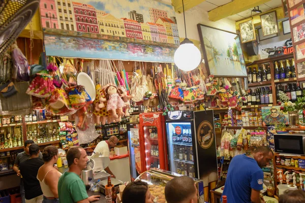 Olin 'de Bodega de Veio dükkanında yemek yiyen ve içen insanlar — Stok fotoğraf