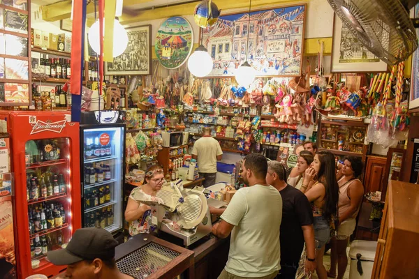 Olin 'de Bodega de Veio dükkanında yemek yiyen ve içen insanlar — Stok fotoğraf