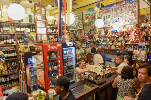 Olin 'de Bodega de Veio dükkanında yemek yiyen ve içen insanlar