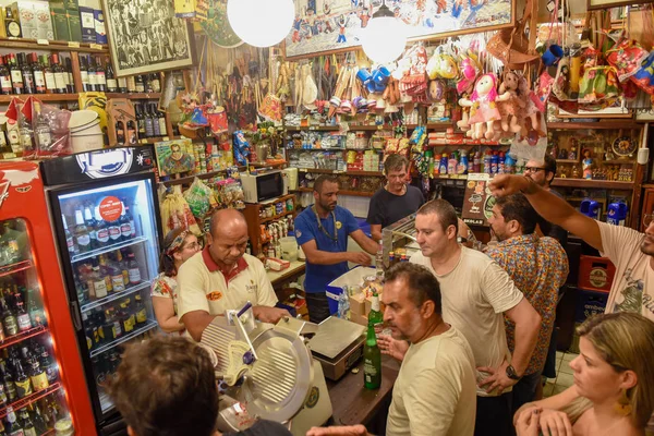 People eating and drinking on the shop of Bodega de Veio at Olin — Stock Photo, Image