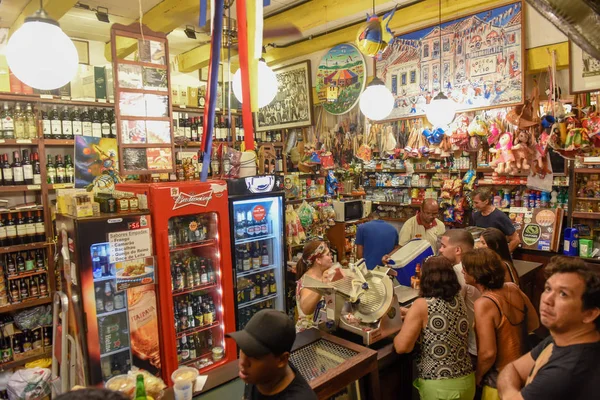 People eating and drinking on the shop of Bodega de Veio at Olin — Stock Photo, Image