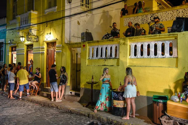 People drinking outside the shop of Bodega de Veio at Olinda in — Stock Photo, Image