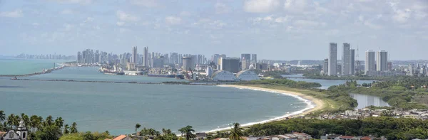 Antigua ciudad colonial de Olinda con la ciudad de Recife en la parte posterior — Foto de Stock