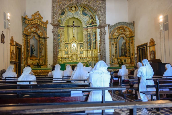 Nunnor under bön i Misericordia kyrka i Olinda, Brasilien — Stockfoto