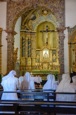 Olinda 'da Misericordia kilisesinde namaz sırasında rahibeler, Brezilya