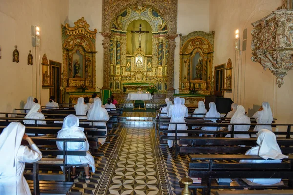 Nunnor under bön i Misericordia kyrka i Olinda, Brasilien — Stockfoto