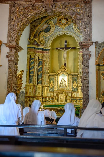 Monjas durante la oración en la iglesia Misericordia en Olinda, Brasil — Foto de Stock