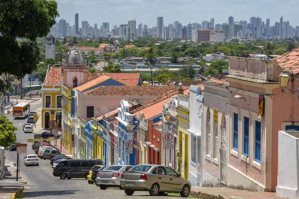 Alte kolonialstadt olinda mit der stadt recife im hintergrund — Stockfoto