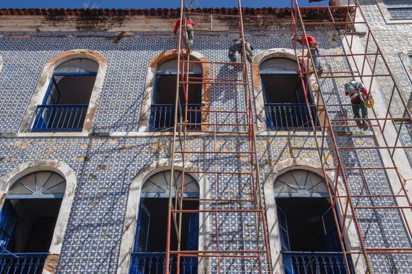 Ancient colonial building undergoing renovation in Sao Luis on B — Stock Photo, Image