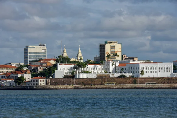 Centrum miasta z widokiem na morze w Sao Luis, Brazylia — Zdjęcie stockowe