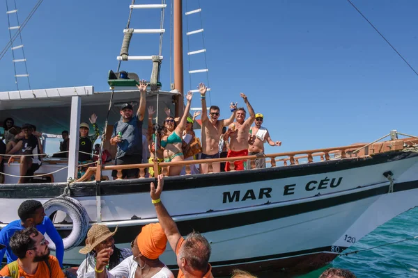 Brazi Itaparica adasında bir turist teknesinden insanlar tebrik — Stok fotoğraf
