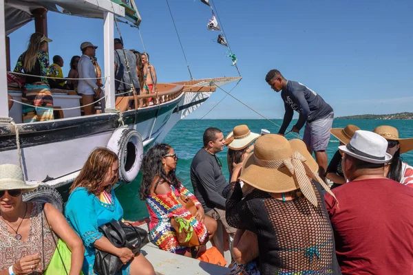 Люди на туристичному човні на острові Ітапаракіа на Бразилію — стокове фото