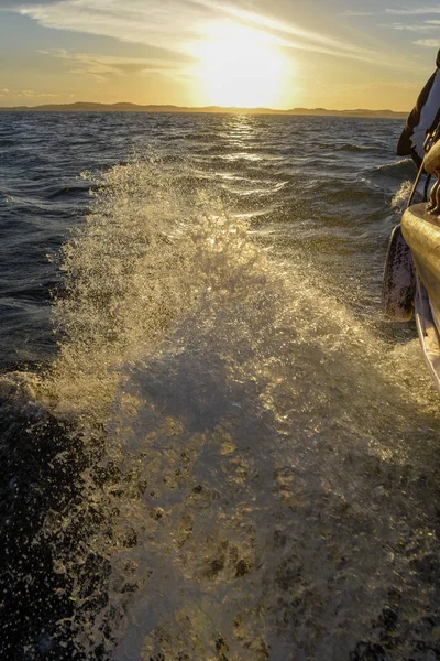 Vlna člunu při západu slunce — Stock fotografie