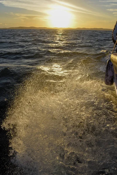 Golf van een boot op zonsondergang — Stockfoto