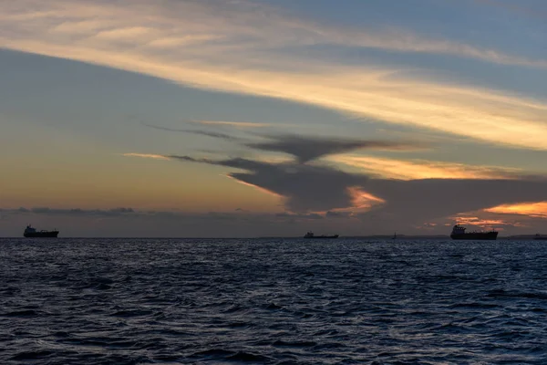 Groot industrieel vrachtschip op de Oceaan in Salvador, Brazilië — Stockfoto