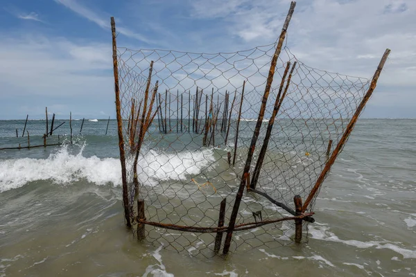 Bastón de madera para red de estiramiento trampa de peces de la playa en el se —  Fotos de Stock