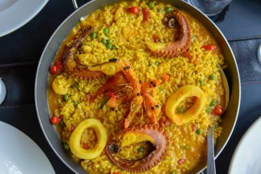 Taze langoustine, istiridye, kalamar ve ahtapot ile deniz ürünleri paella