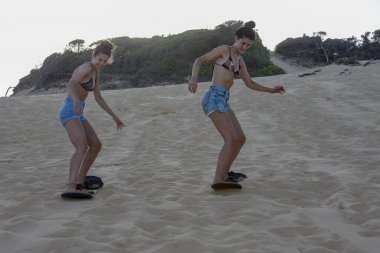 Turistler Brezilya Pipa yakınlarındaki bir kumul üzerinde Sandboarding