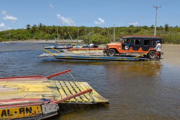 Un homme suit une voiture sur un radeau dans la rivière près de Pipa au Brésil — Photo