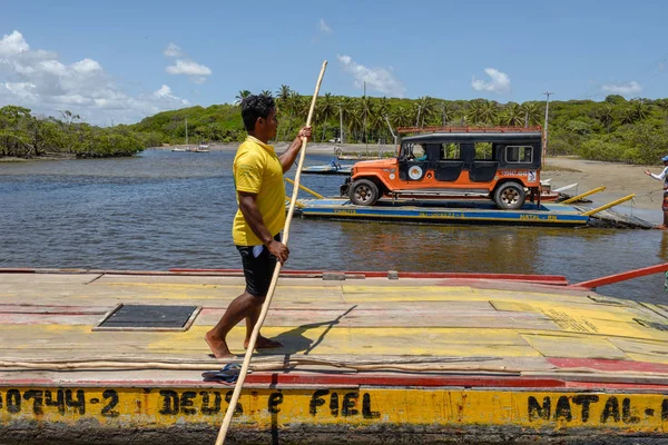 ブラジルのピパ近くの川でいかだに車を乗り込む男 — ストック写真