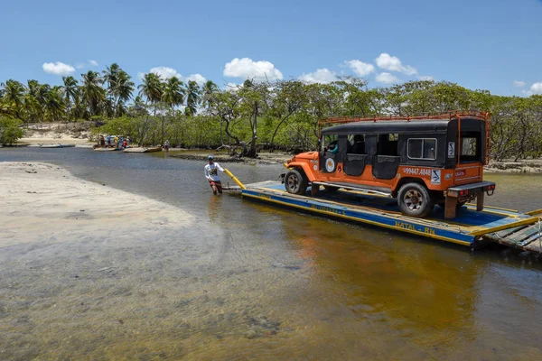 Brezilya'da Pipa yakınlarındaki nehirde bir sal üzerinde bir araba trasporting Adam — Stok fotoğraf