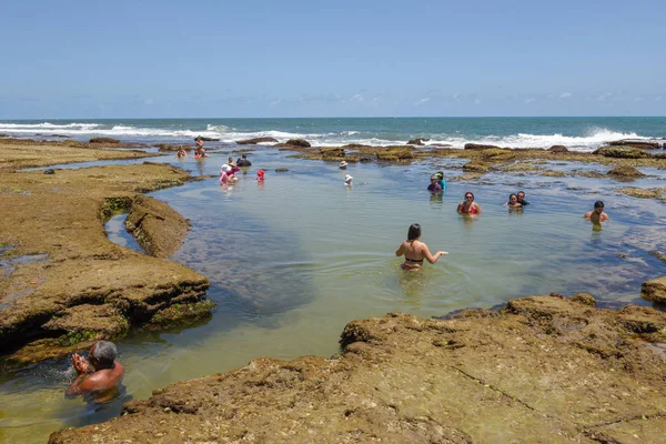 Menschen im Naturpool in Sibauma bei Pipa auf Brasilien — Stockfoto