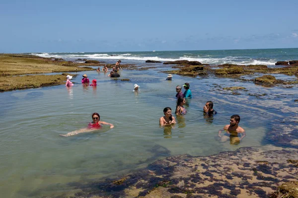 Lidé v přírodním bazénu na Sibaumu nedaleko Pipa na Brazílii — Stock fotografie