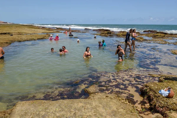 Personer i den naturliga poolen vid Sibauma i närheten av pipa på Brasilien — Stockfoto