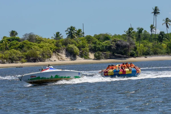 Turistas em um divertido barco na Barra de Cunhau no Brasil — Fotografia de Stock