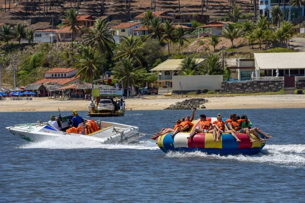 Touristes sur un bateau amusant à Barra de Cunhau sur le Brésil — Photo