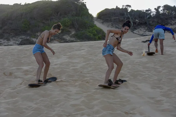 Turistas Sandboard em uma duna perto de Pipa no Brasil — Fotografia de Stock