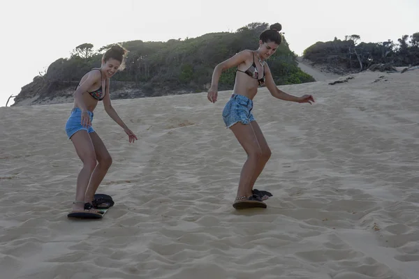 Touristes Sandboarding sur une dune près de Pipa au Brésil — Photo