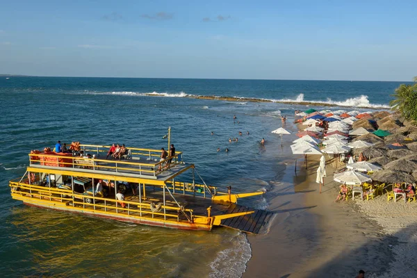 Mensen op een veerboot op het strand van Tibau do Sul, Brazilië — Stockfoto