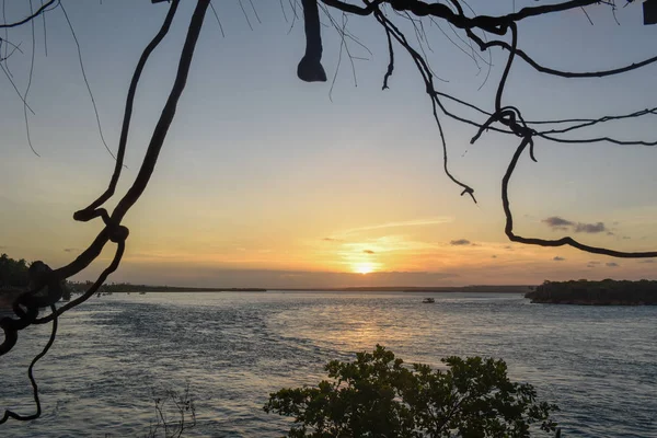 Coucher de soleil sur le lac Guaraira près de Pipa, Brésil — Photo