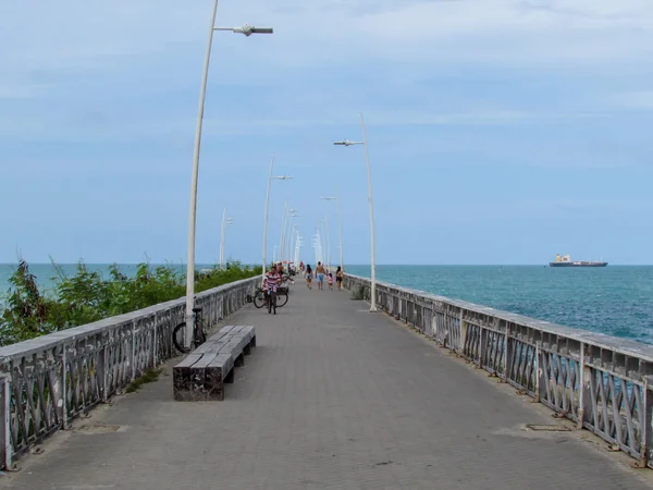Brezilya'da Fortaleza iskelede yürüyen insanlar