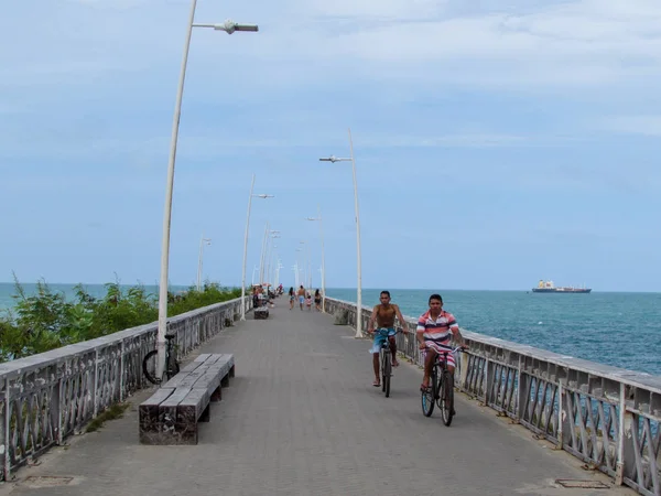 Persone che camminano sul molo di Fortaleza in Brasile — Foto Stock