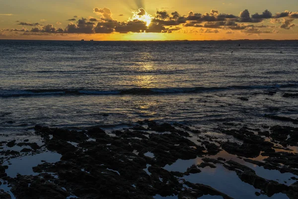 Západ slunce na pláži Porto da Barra v Salvadoru Bahia, Brazílie — Stock fotografie