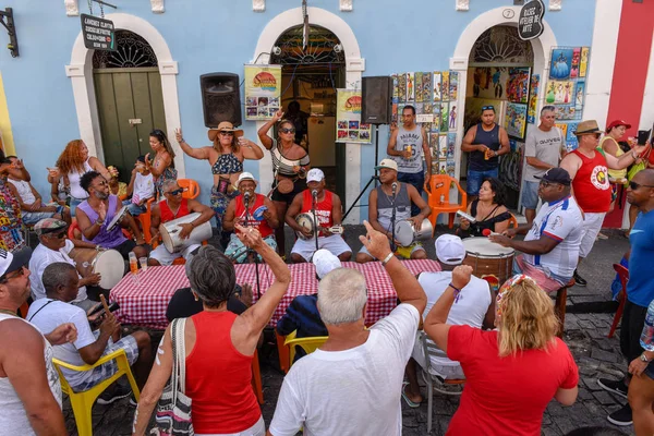 Gente jugando samba en Salvador Bahia en Brasil — Foto de Stock