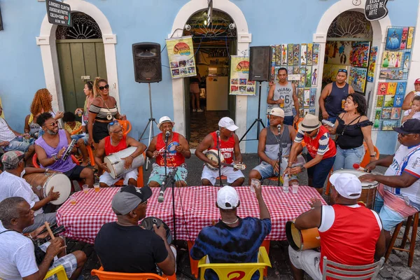 Brezilya'da Salvador Bahia'da samba oynayan lar