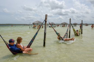 Brezilya'da Jericoacoara'da hamaklarda dinlenen insanlar