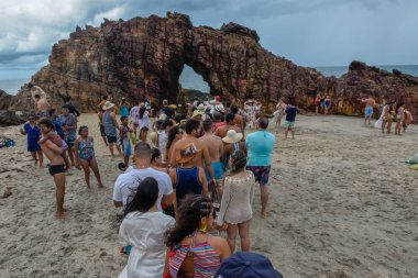 Doğal önünde bir hatıra fotoğrafı çekmek için sırada insanlar 