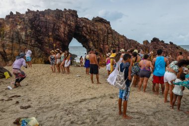 Doğal önünde bir hatıra fotoğrafı çekmek için sırada insanlar 