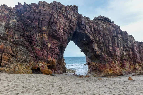 El arco natural en la playa de Jericoacoara, Brasil — Foto de Stock