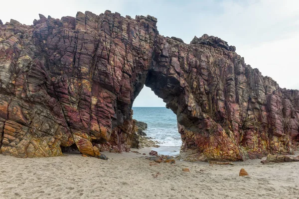 El arco natural en la playa de Jericoacoara, Brasil — Foto de Stock