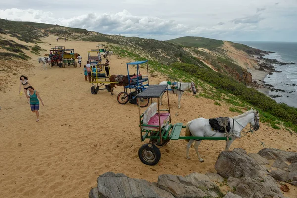 Ludzie i jazda konna na plaży w pobliżu Jericoacoara na Braz — Zdjęcie stockowe