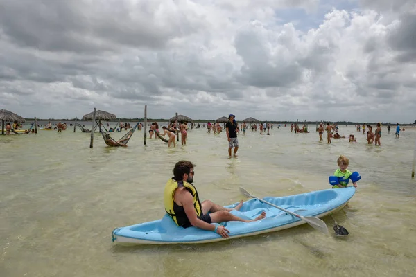 La gente che si distende sui hammocks a Jericoacoara sul Brasile — Foto Stock