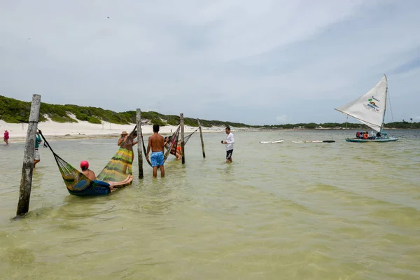 Les gens se détendre sur des hamacs à Jericoacoara sur le Brésil — Photo