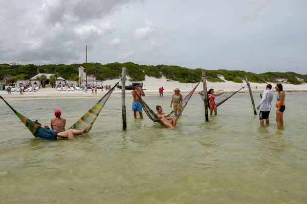 Personer som kopplar av i hängmattor på Jericoacoara på Brasilien — Stockfoto