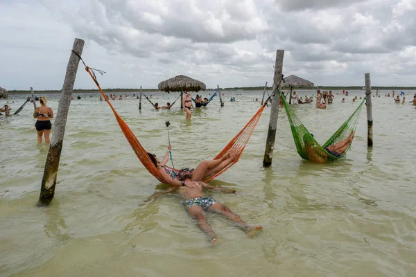 Personer som kopplar av i hängmattor på Jericoacoara på Brasilien — Stockfoto