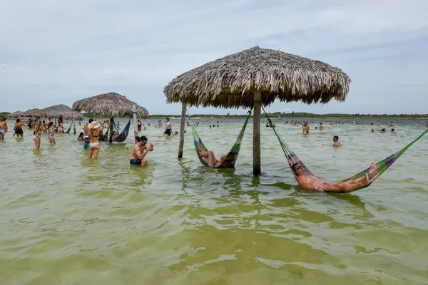 Personer som kopplar av i hängmattor på Jericoacoara på Brasilien — Stockfoto